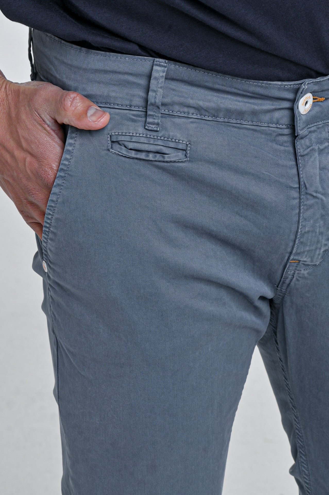 Pantaloni slim Kinos Carta da zucchero SS24